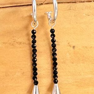 Aros argollas con dije hecho de alambre de plata 950, con mostacillas de turmalina negra