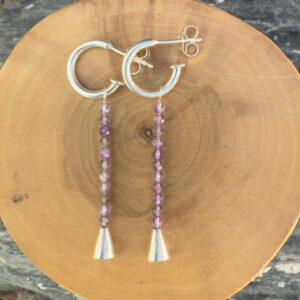 Aros argollas con dije hecho de alambre de plata 950, con mostacillas de amatista