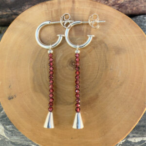 Aros argollas con dije hecho de alambre de plata 950, con mostacillas de granate