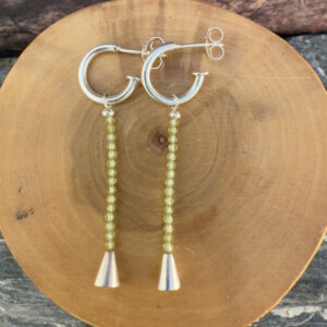 Aros argollas con dije hecho de alambre de plata 950, con mostacillas de peridoto