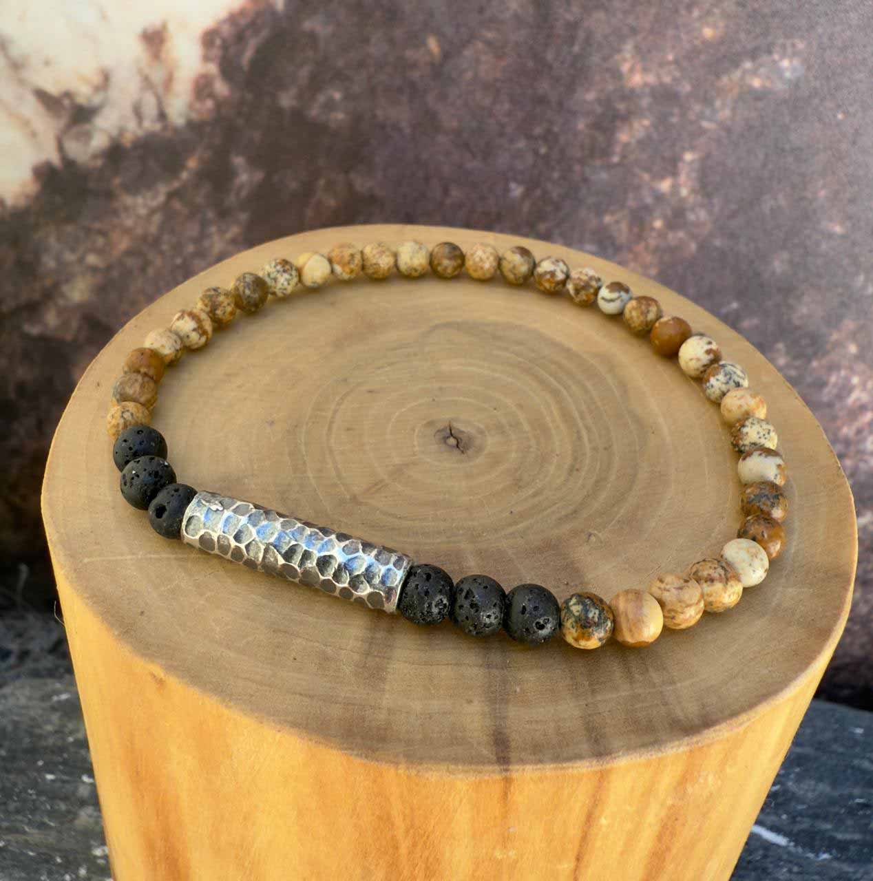 pulsera elastica tubo delgado con mostacillas de piedra volcanica y jaspe amarillo