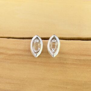 Aros con vástago con diseño de ojiva que contiene una piedra herkimer de 1 centimetro