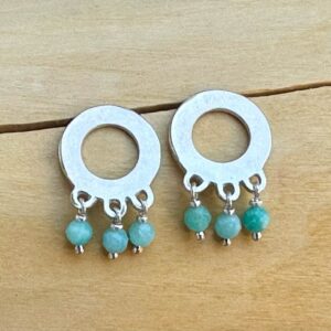 par de aros circulo, cuelgan en su borde 3 mostacillas de amazonitas