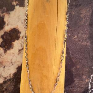 cadena de plata 950 de 65 centimetros de largo formada por alambres de textura fundida intercalada