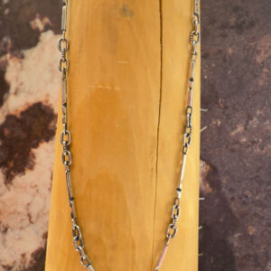 cadena de plata 950 formada por alambres de perfil cuadrado texturizado, grabado con zurcos con forma de triangulo unidos con eslabones