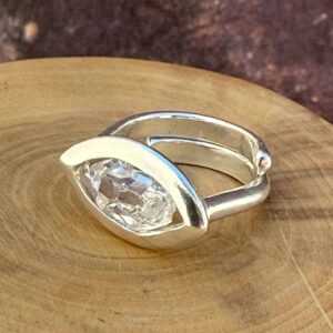 Anillo ajustable de plata 950 con ojiva central que contiene una piedra herkimer