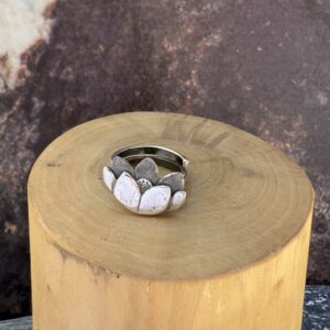 Anillo de plata ajustable 950 con flor de loto en volumen en el centro de la joya