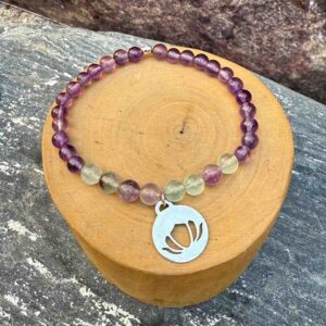 pulsera elasticada con medalla de plata 950 calada flor de loto y mostacillas de amazonita y fluorita