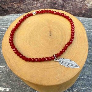 pulsera elasticada con mostacillas de cristal rojo, con medalla de diseño de pluma hecha de plata 950