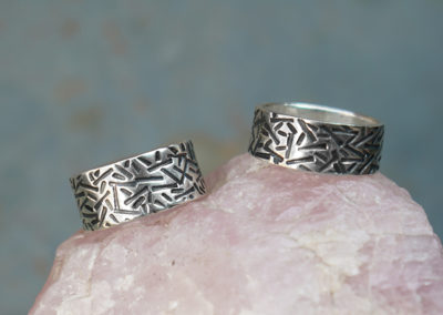 Anillo líneas martilladas ancho 11 mm Código: VAN3 Valor: $