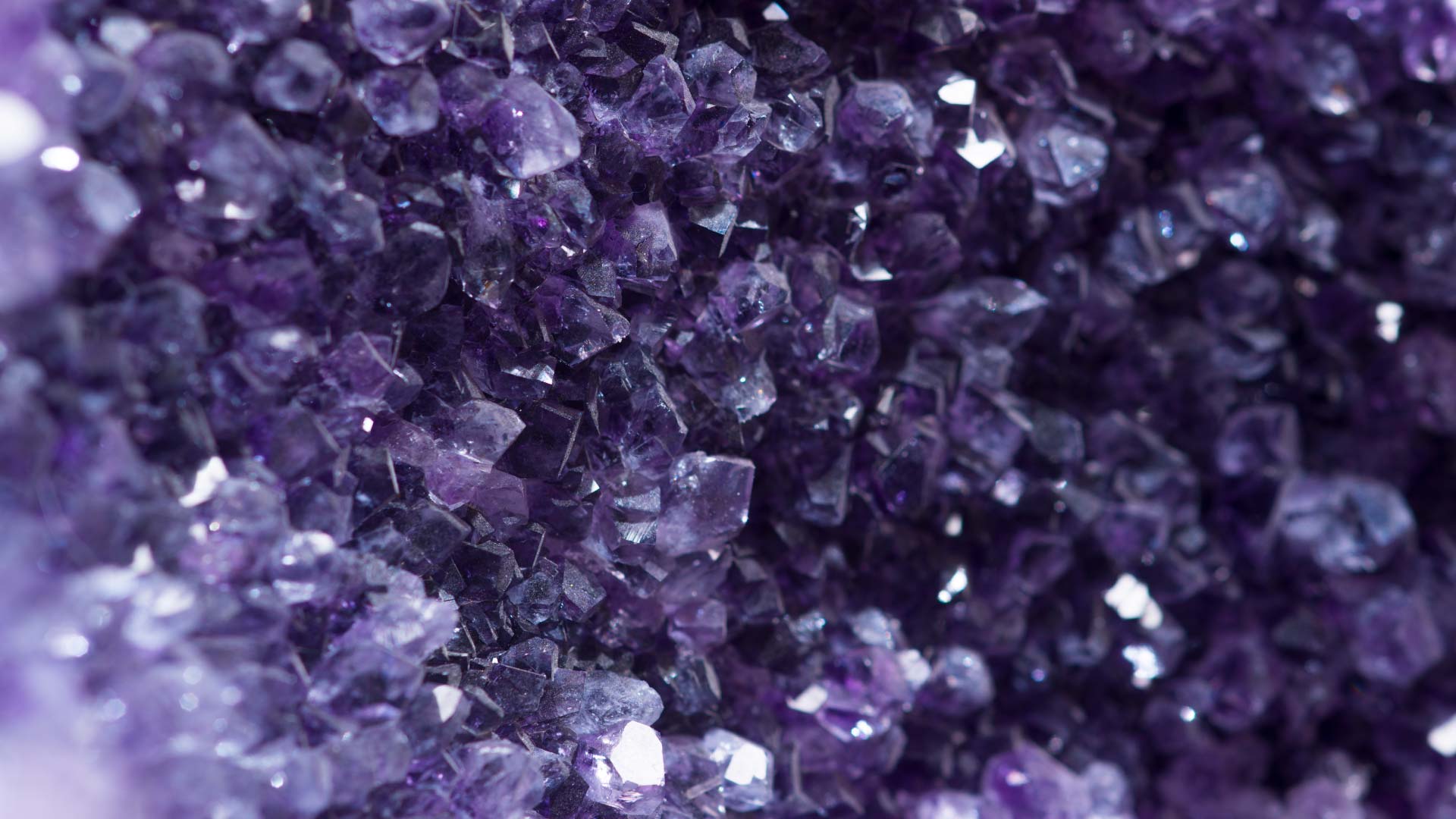Amatista-1920x1080 Acercamiento de piedritas de amatista