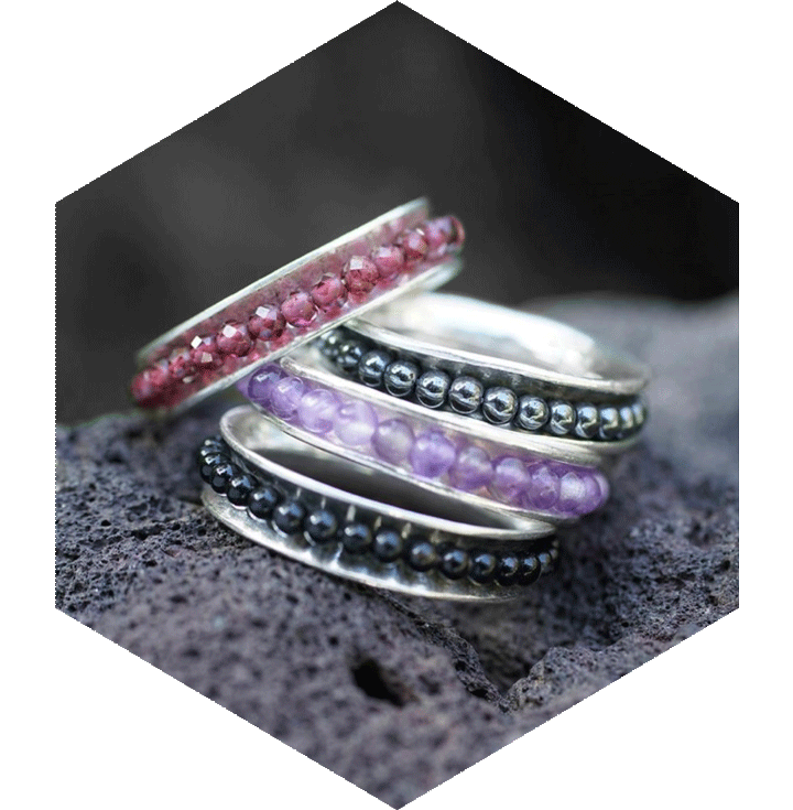 HEX-Anillos-Amatista-720x735 4 anillos de plata y amatista montados uno encima de otro
