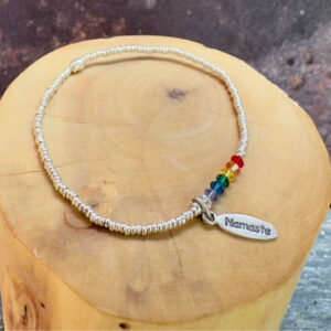 pulsera elasticada con medalla de plata 1000 grabada Namaste, mostacillas de plata 950 y cristales swarovski de colores chakras