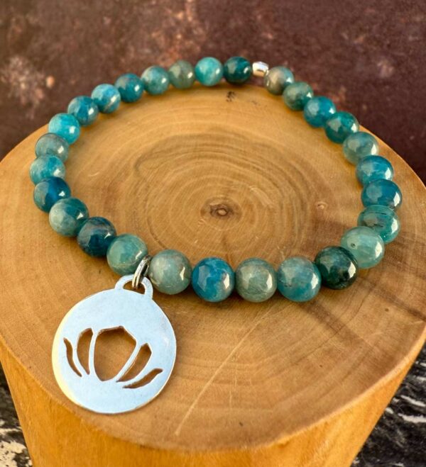 pulsera elasticada con medalla de plata 950 calada flor de loto y mostacillas de apatita