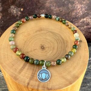pulsera elasticada con medalla de plata 950 flor de loto y mostacillas de agata