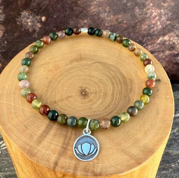 pulsera elasticada con medalla de plata 950 flor de loto y mostacillas de agata