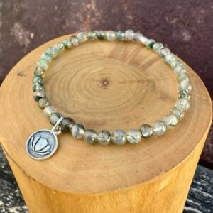 pulsera elasticada con medalla de plata 950 flor de loto y mostacillas de agata musgo