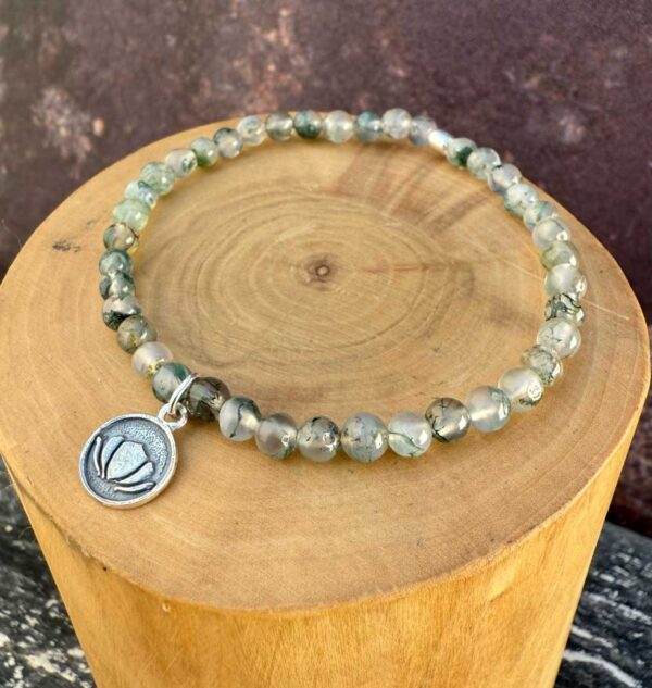 pulsera elasticada con medalla de plata 950 flor de loto y mostacillas de agata musgo