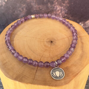pulsera elasticada con medalla de plata 950 flor de loto y mostacillas de amatista