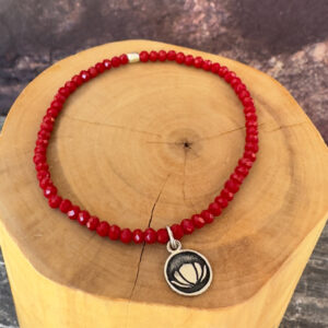 pulsera elasticada con medalla de plata 950 flor de loto y mostacillas de Cristal Rojo