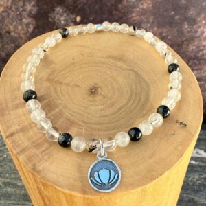 pulsera elasticada con medalla de plata 950 flor de loto y mostacillas de cuarzo rutilado