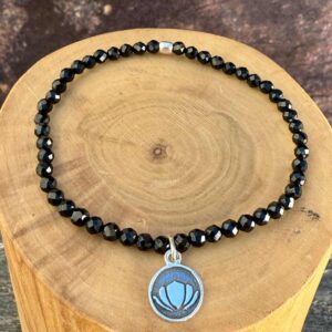 pulsera elasticada con medalla de plata 950 flor de loto y mostacillas de turmalina negra