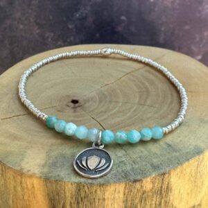 pulsera elasticada con medalla de plata 950 flor de loto, mostacillas de plata 1000 y piedras de amazonita