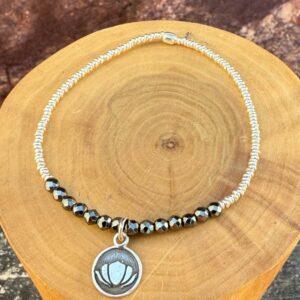 pulsera elasticada con medalla de plata 950 flor de loto, mostacillas de plata 1000 y piedras de sodalita
