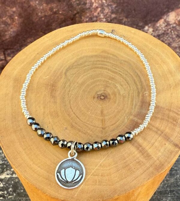 pulsera elasticada con medalla de plata 950 flor de loto, mostacillas de plata 1000 y piedras de sodalita