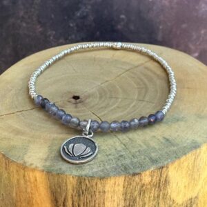 pulsera elasticada con medalla de plata 950 flor de loto, mostacillas de plata 1000 y piedras de iolita