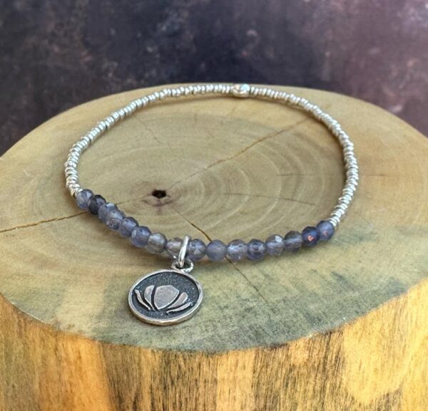 pulsera elasticada con medalla de plata 950 flor de loto, mostacillas de plata 1000 y piedras de iolita