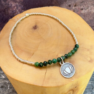 pulsera elasticada con medalla de plata 950 flor de loto, mostacillas de plata 1000 y piedras de jade