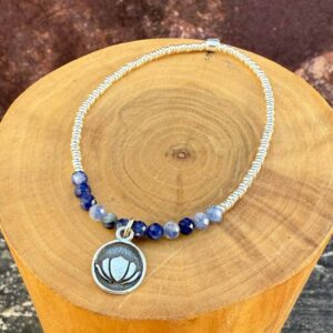 pulsera elasticada con medalla de plata 950 flor de loto, mostacillas de plata 1000 y piedras de sodalita