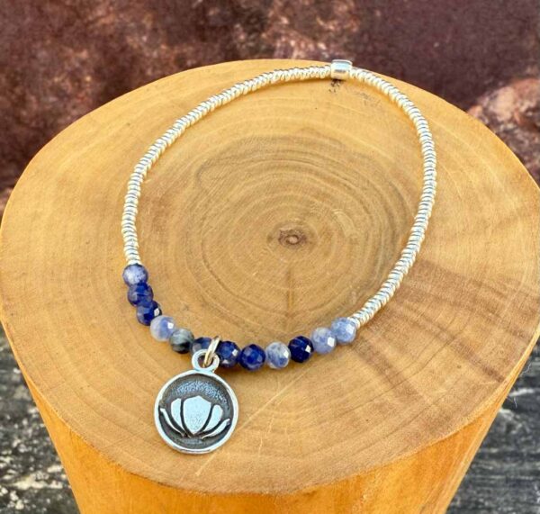 pulsera elasticada con medalla de plata 950 flor de loto, mostacillas de plata 1000 y piedras de sodalita