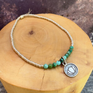 pulsera elasticada con medalla de plata 950 flor de loto, mostacillas de plata 1000 y piedras de turquesa