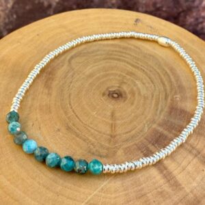 pulsera elasticada con mostacillas de plata 1000 y piedras apatita