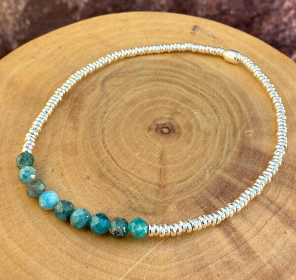 pulsera elasticada con mostacillas de plata 1000 y piedras apatita
