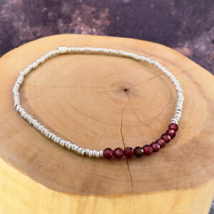 pulsera elasticada con mostacillas de plata 1000 y piedras granate