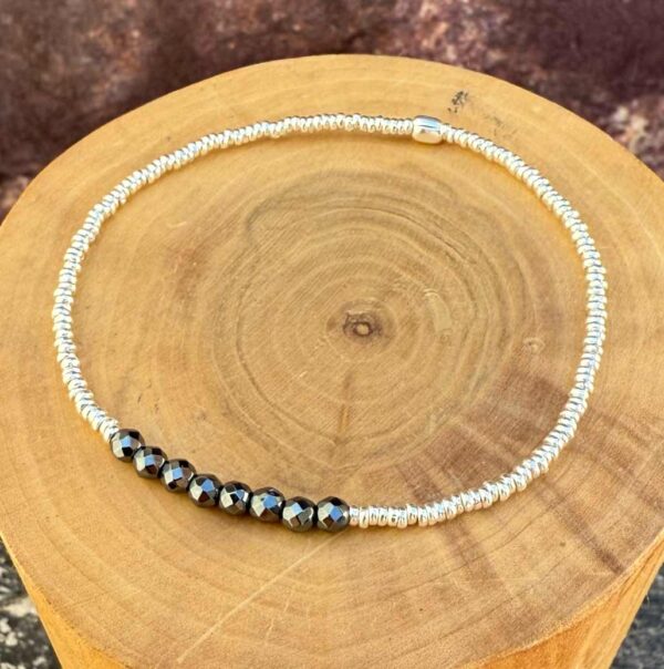 pulsera elasticada con mostacillas de plata 1000 y piedras hematita