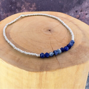 pulsera elasticada con mostacillas de plata 1000 y piedras sodalita