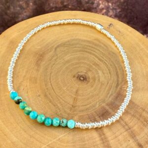 pulsera elasticada con mostacillas de plata 1000 y piedras turquesas