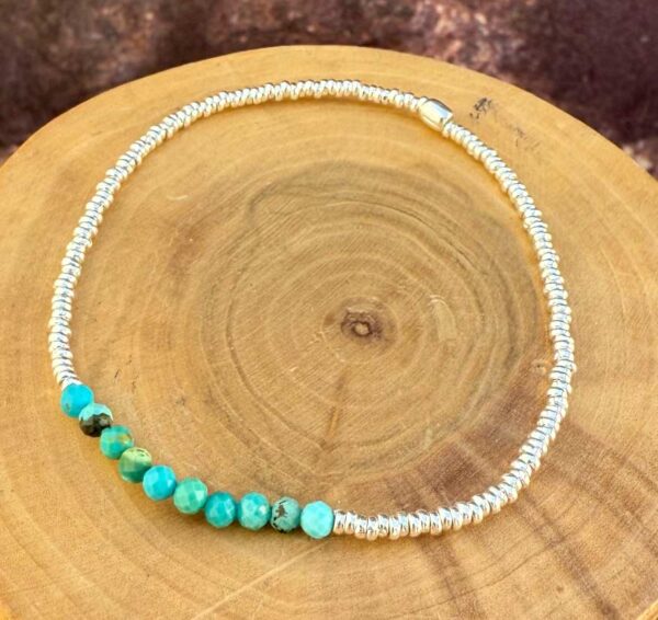 pulsera elasticada con mostacillas de plata 1000 y piedras turquesas