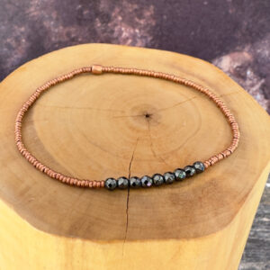 pulsera elasticada con mostacillas de cobre y piedras hematita