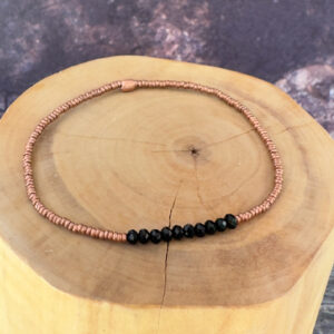 pulsera elasticada con mostacillas de cobre y piedras turmalinas negras