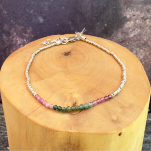 Pulsera con broche ajustable de mostacillas de turmalina y plata 1000