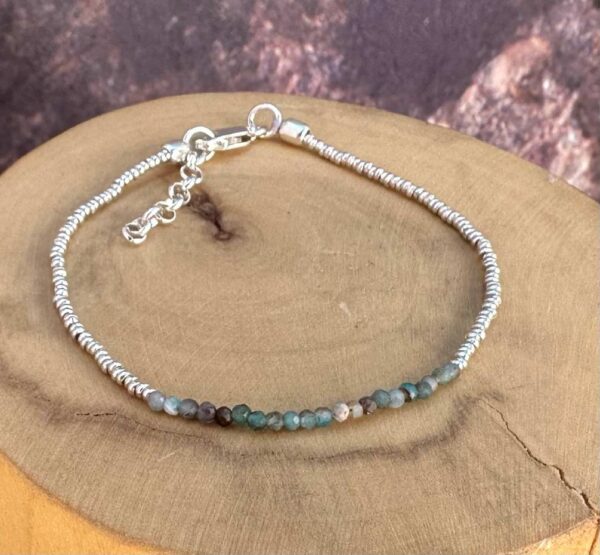 pulsera con broche ajustable mostacillas de plata pura y piedras de apatita