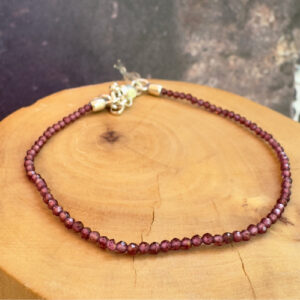 pulsera con broche ajustable mostacillas de plata pura y piedras de granate