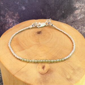 pulsera broche ajustable mostacillas peridoto