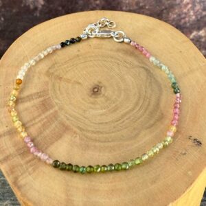 pulsera con broche ajustable mostacillas de plata pura y piedras de turmalina