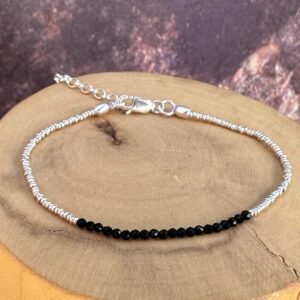 pulsera con broche ajustable mostacillas de plata pura y piedras de turmalina negra